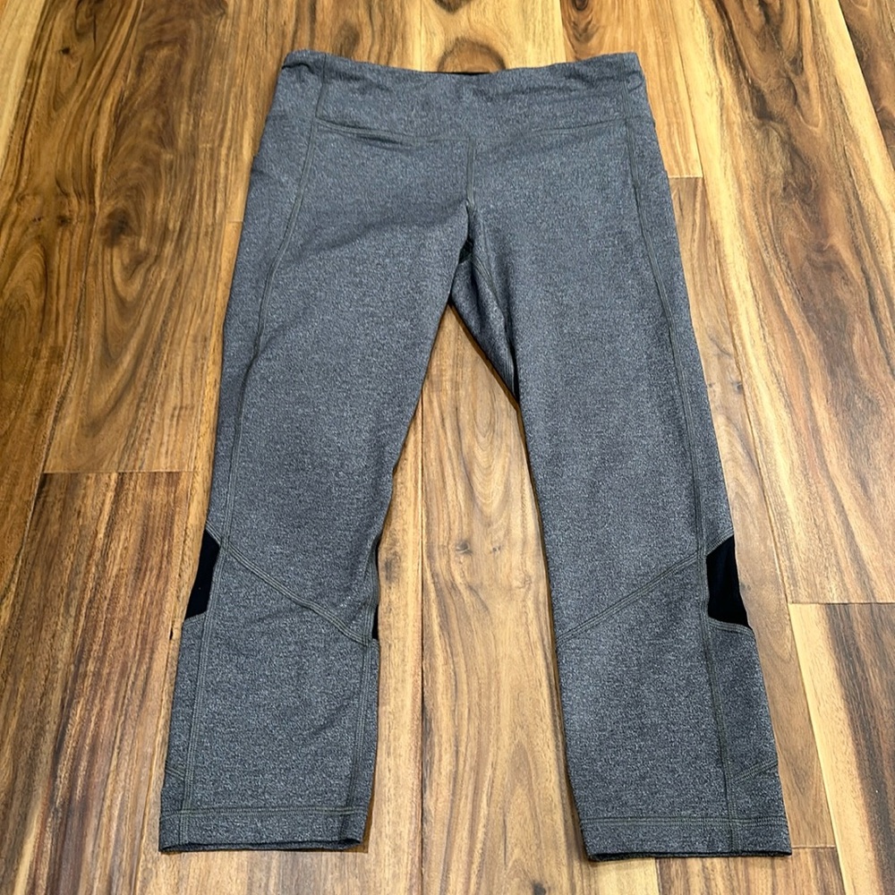 Lululemon Capri Leggings in Grey/Black w/Zipper Pocket Size 8